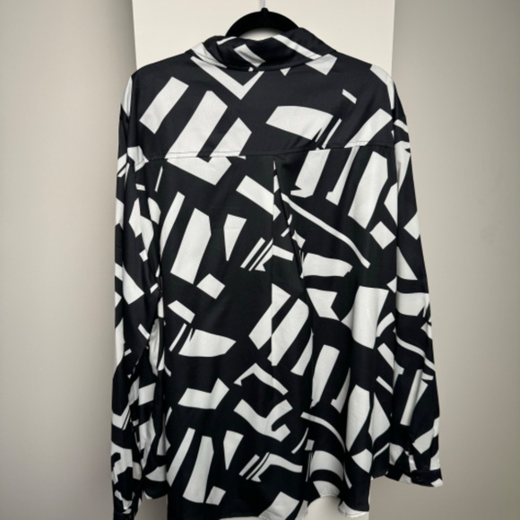 PrettyLittleThing Plus Black Abstract Print Oversized Shirt - Picture 7 of 9